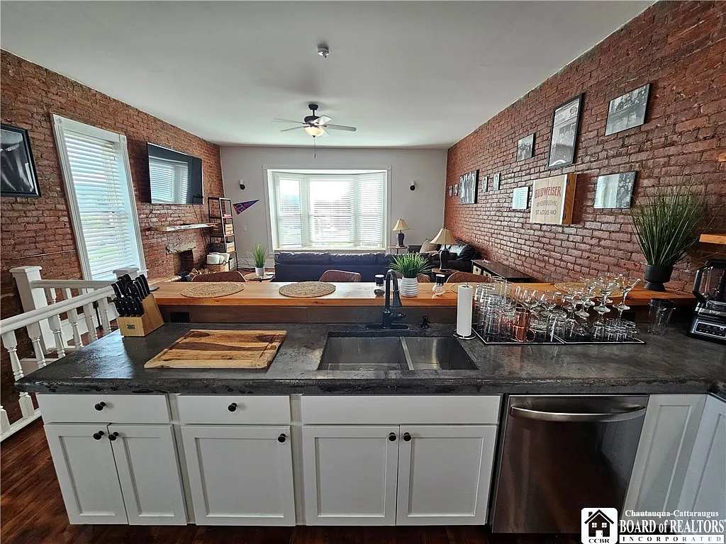 321 N Union St — Photo 1