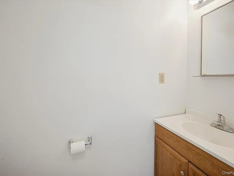 501 Maplewood Gdns — Photo 9