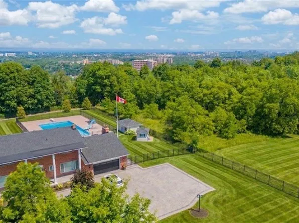 10 Azalea Ct, Hamilton, ON L8J 1K4