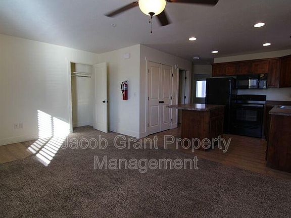 4th image of 880 Everett Pl APT 1
