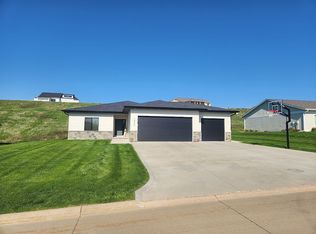 1227 Blackhawk Ct, Hinton, IA 51024