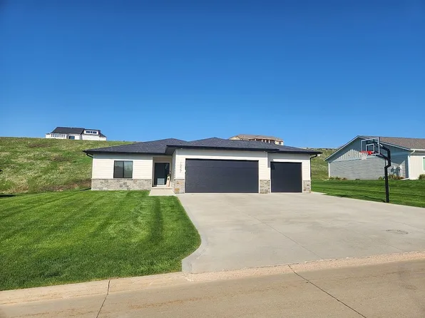 1227 Blackhawk Ct, Hinton, IA 51024