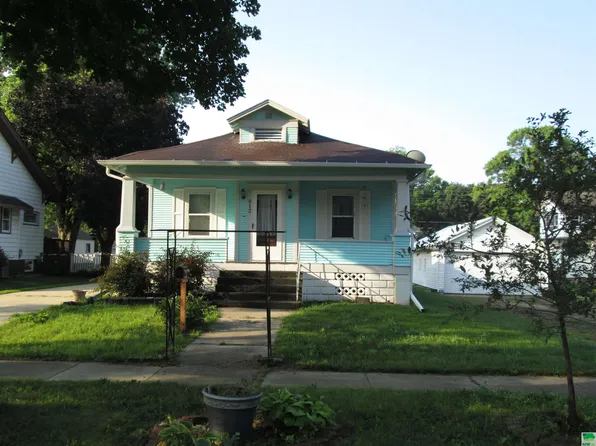 812 8th St, Sheldon, IA 51201