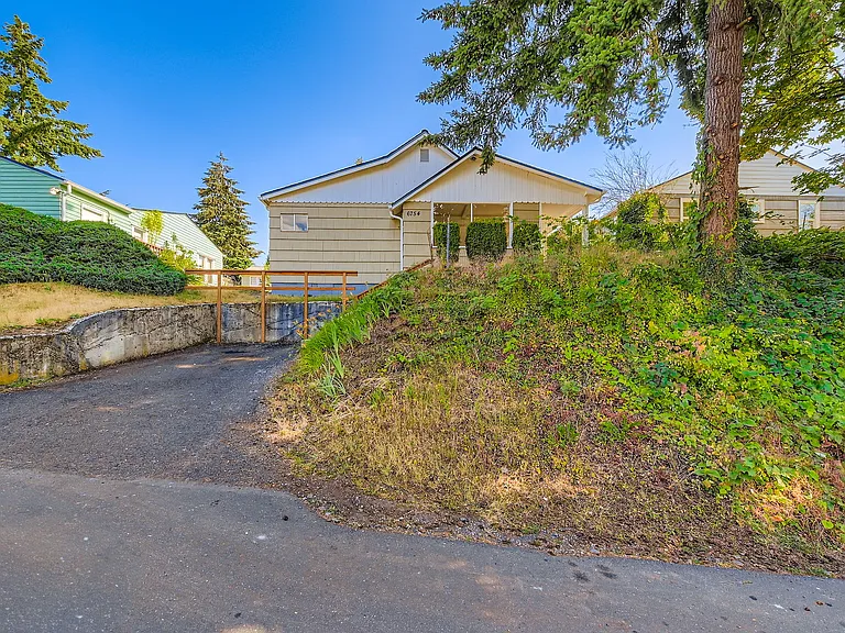 6754 SE Alder Pl — Photo 1
