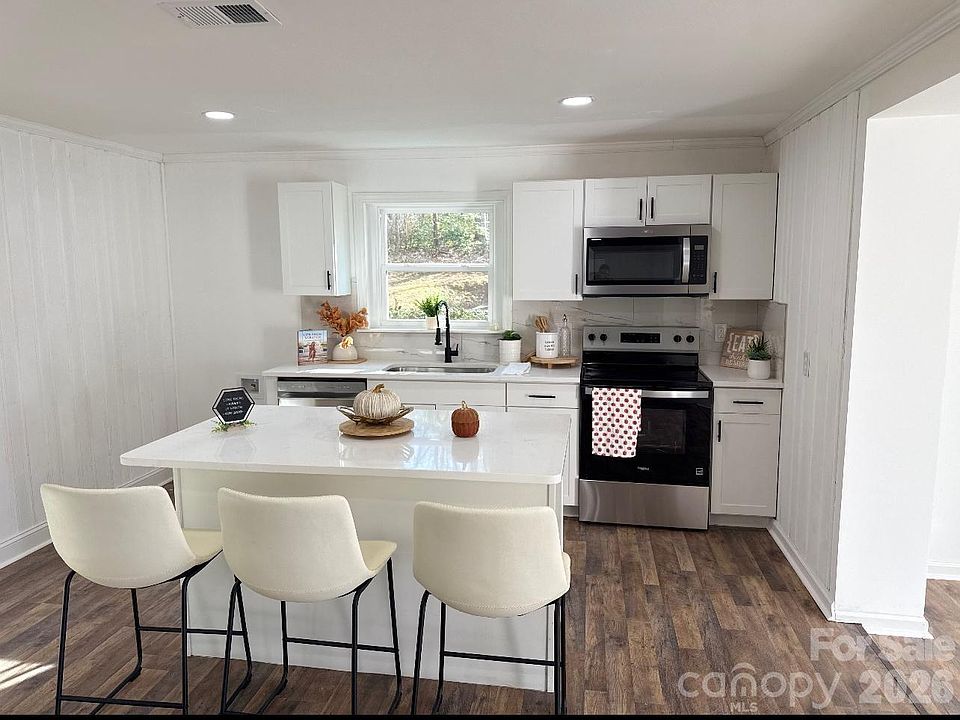 1st image of 123 Riverside Dr