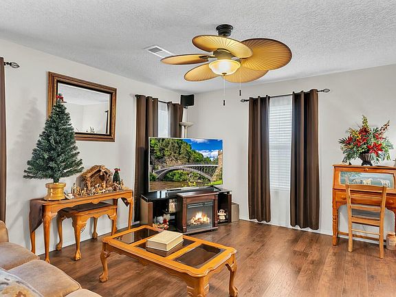 4th image of 11039 Marina Gate Trl NE