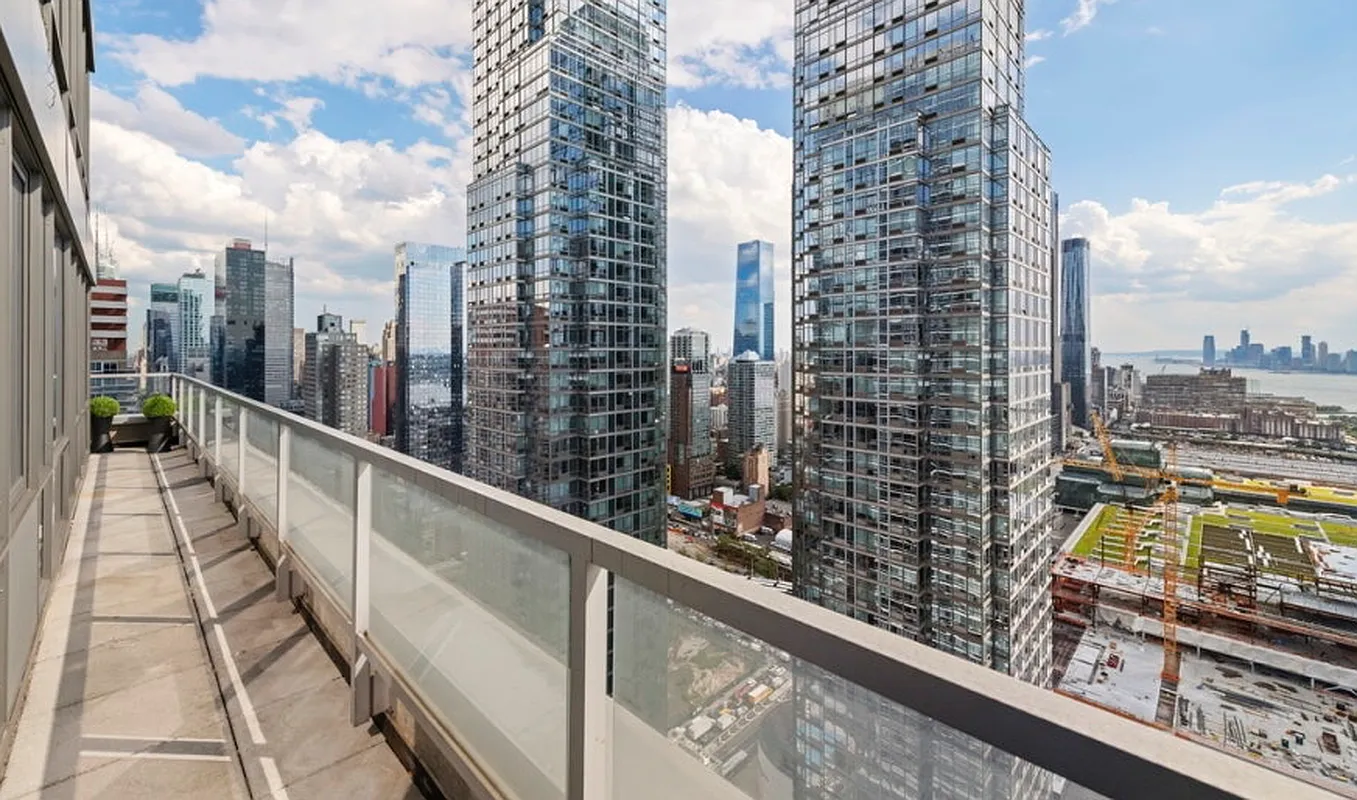 635 West 42nd St Unit 40F  