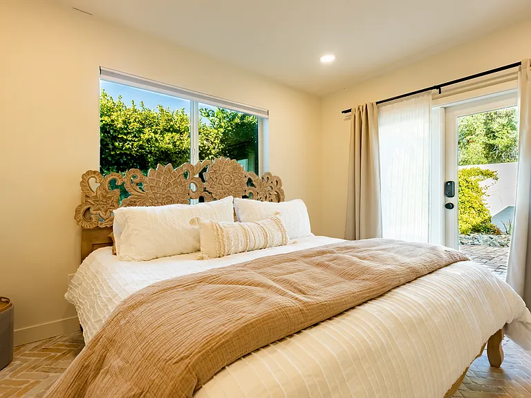 Casita ensuite with blackout curtains & blinds