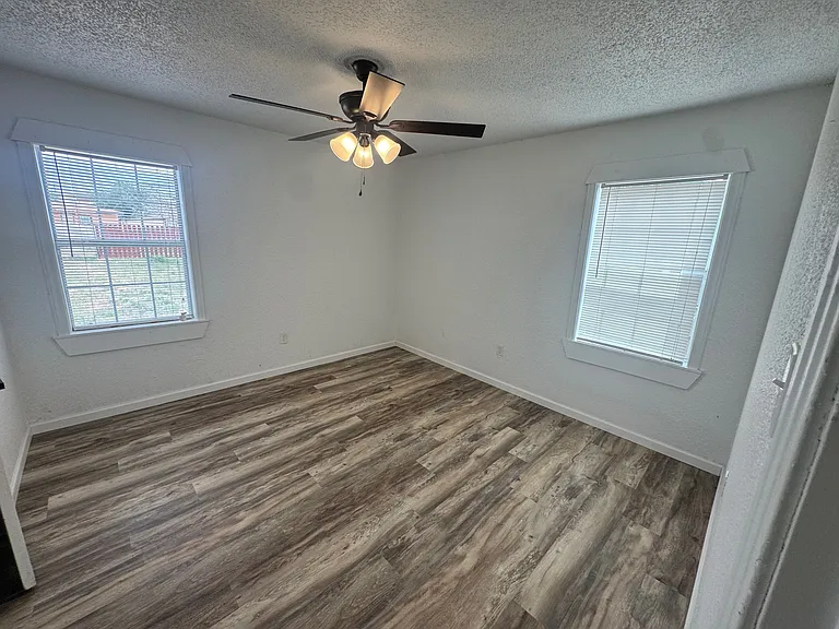 2404 W 9th St — Photo 11