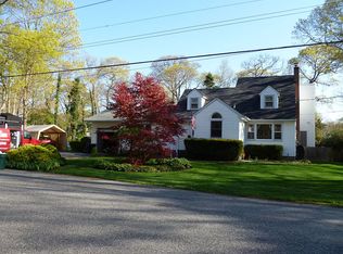 5 Twin Pine Ln, Center Moriches, NY