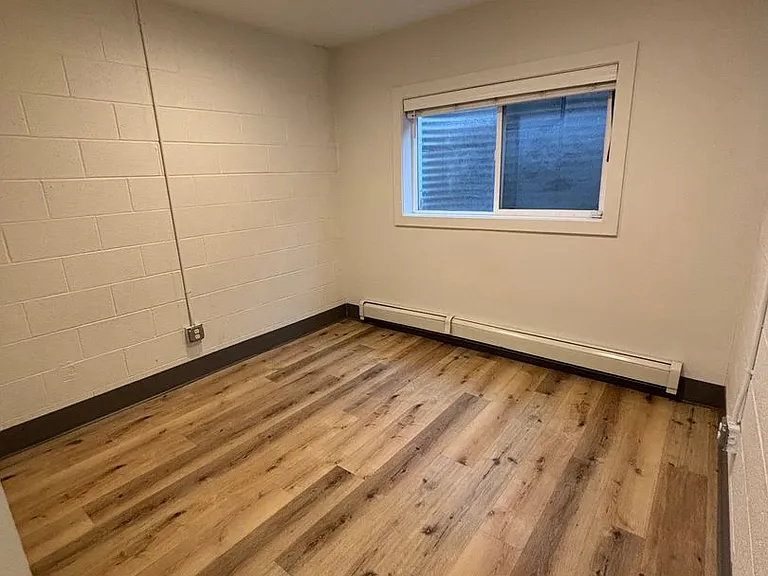 1076 E 200 S — Photo 16