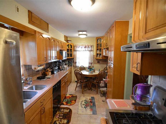 4th image of 282 Bedell Ter