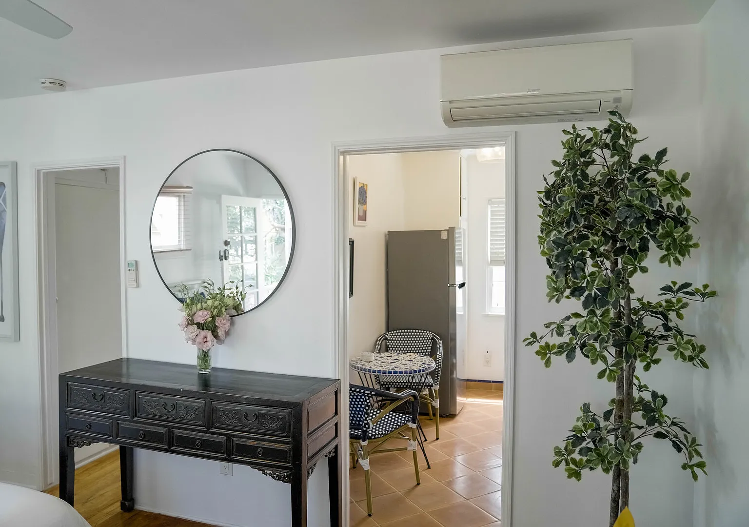 Bright Studio with Garden Access - Montana Ave — Photo 3