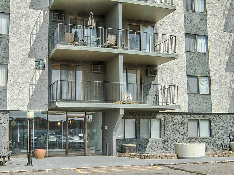 Cambridge Towers — Photo 11
