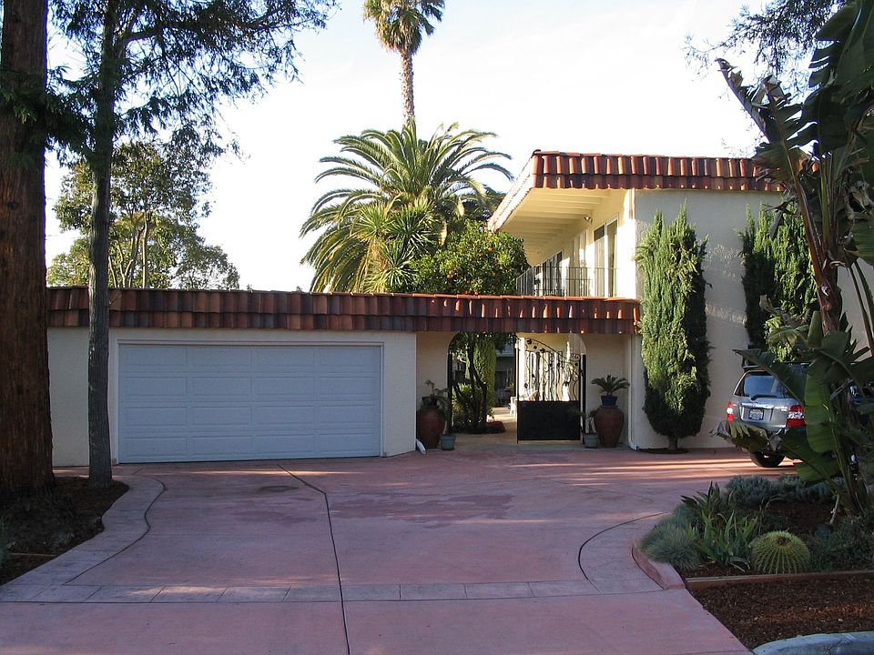 Gated entryway