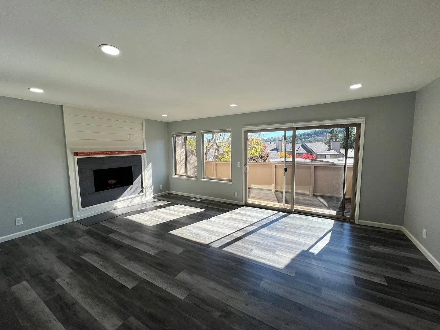 Stunning Fully Renovated Three Bedroom Townhouse — Photo 2