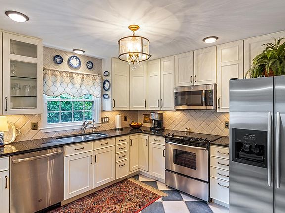 5th image of 414 Heatherhill Ln