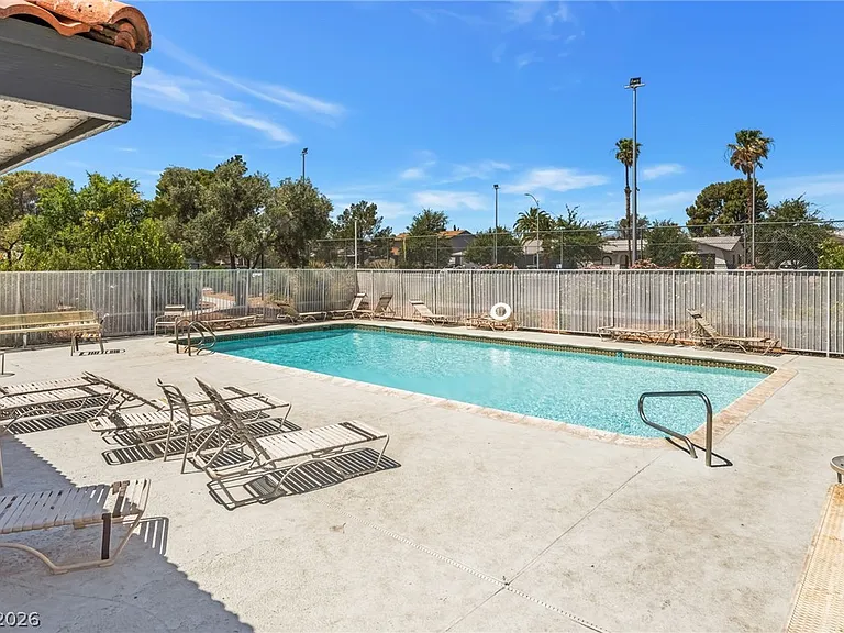 900 Willow Tree Dr #C — Photo 35