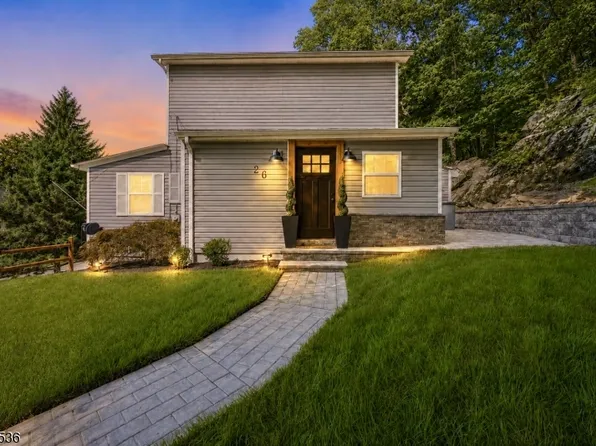 26 Oak St, Bloomingdale Boro, NJ 07403