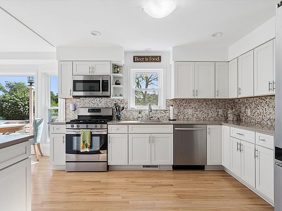 5th image of 137 W Lake Dr