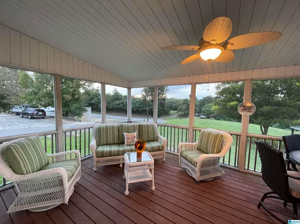 890 1st St SE, Graysville, AL 35073