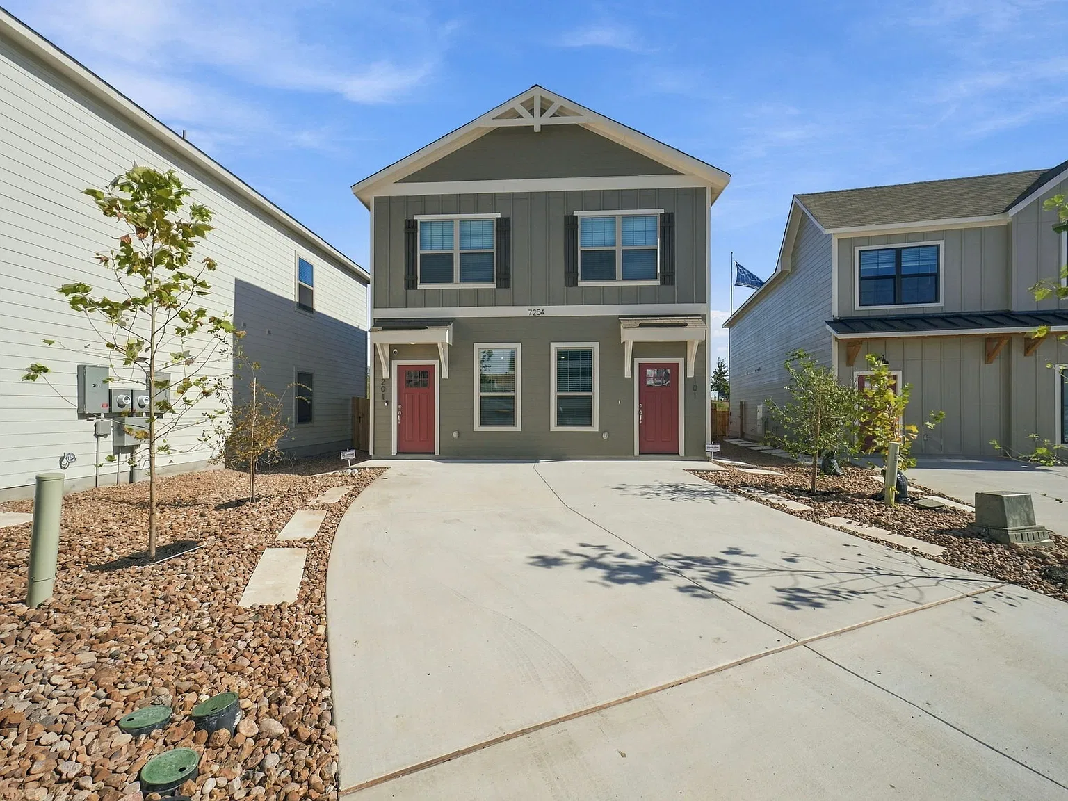7254 Magnolia Vlg — Photo 2