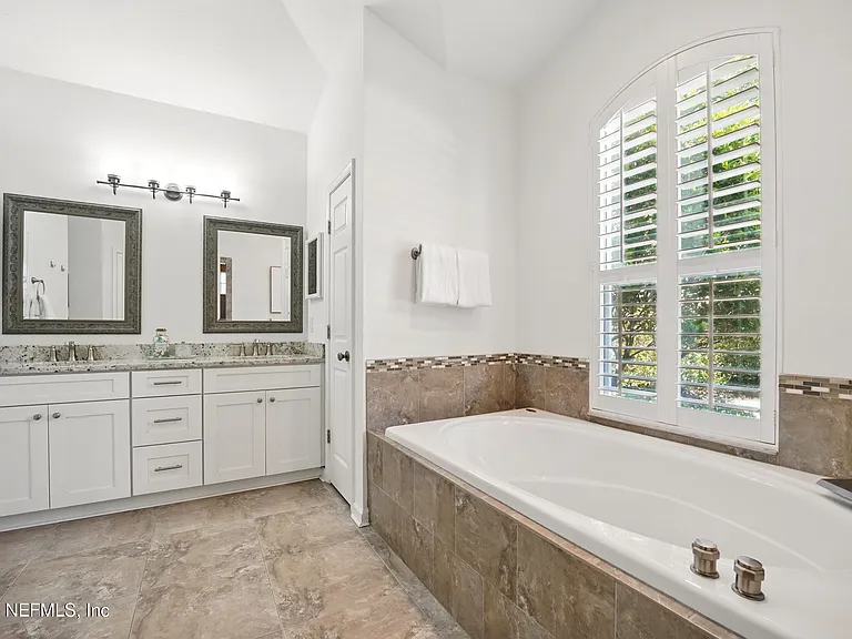 150A N Roscoe Blvd — Photo 31