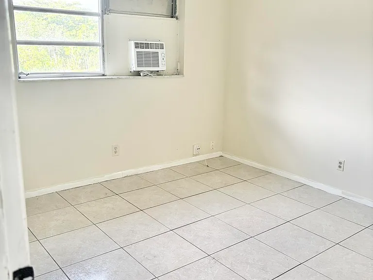 1111 N Federal Hwy #5 — Photo 7