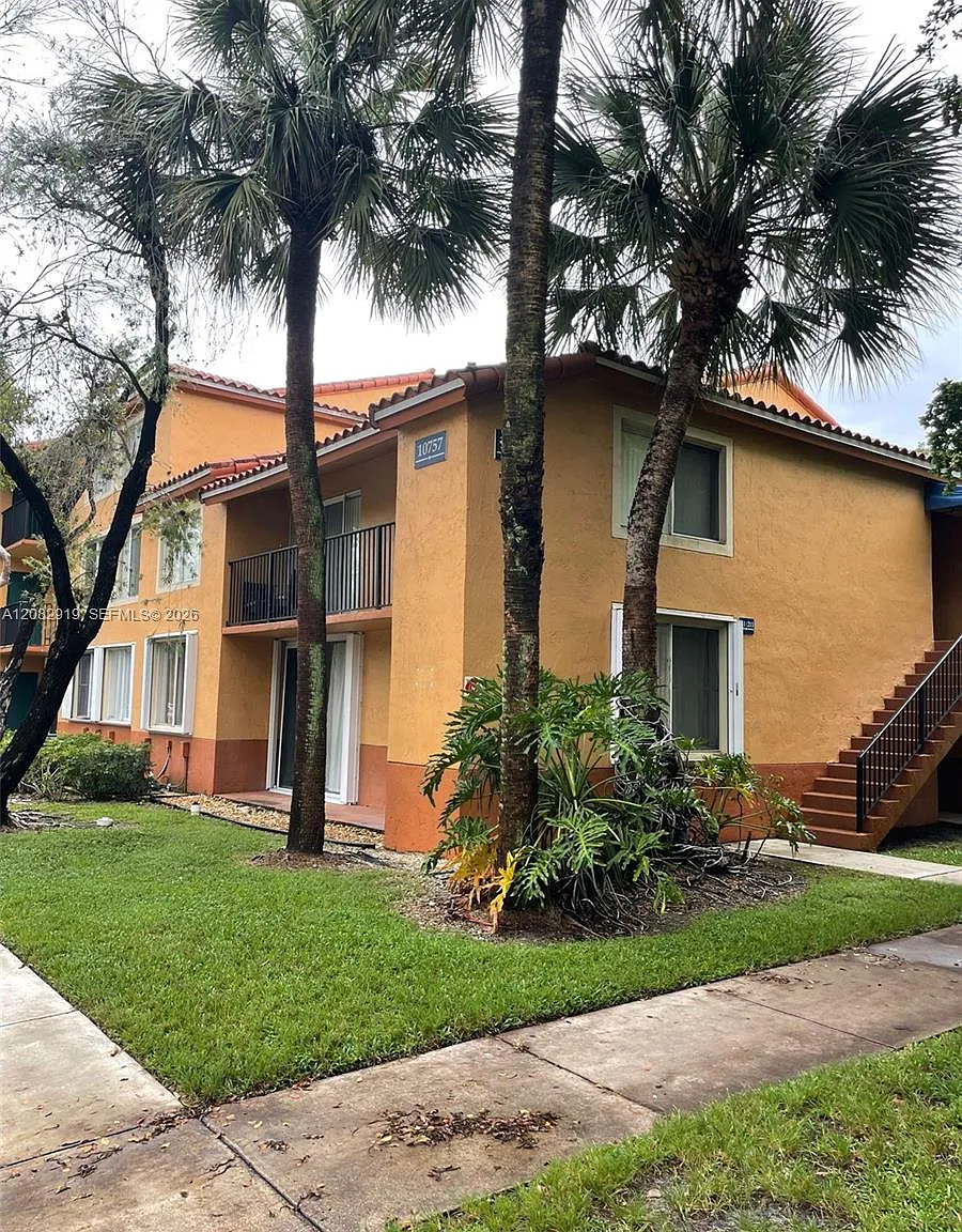 Lakes Of Jacaranda Condo — Photo 1