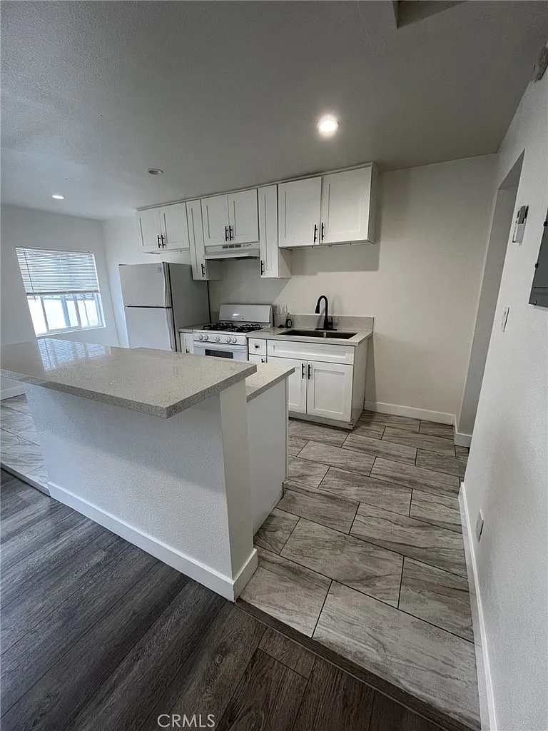 2 bed, 1000 sqft, $2,750 — Photo 3