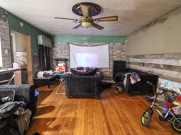 2nd image of 4940 Park St