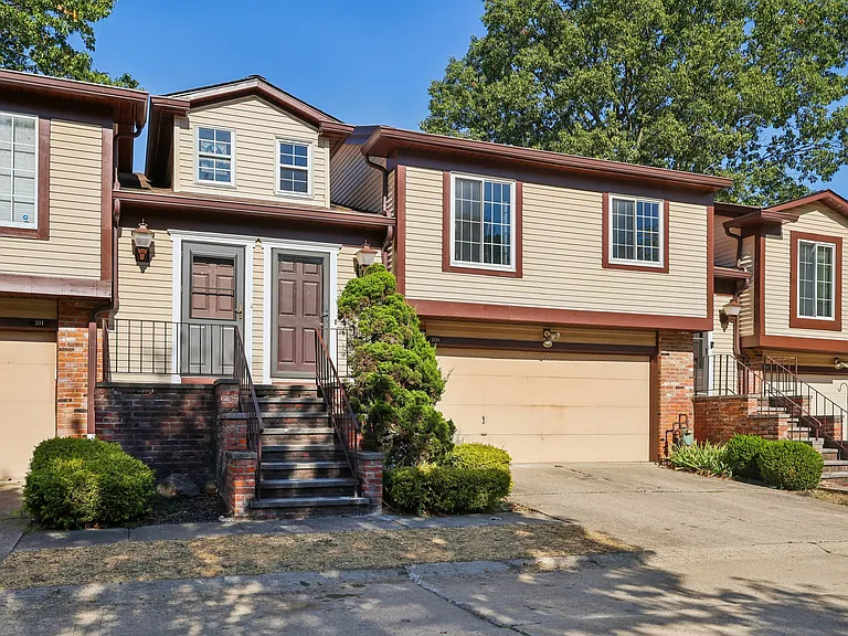 209 Greenbriar Ct — Photo 1