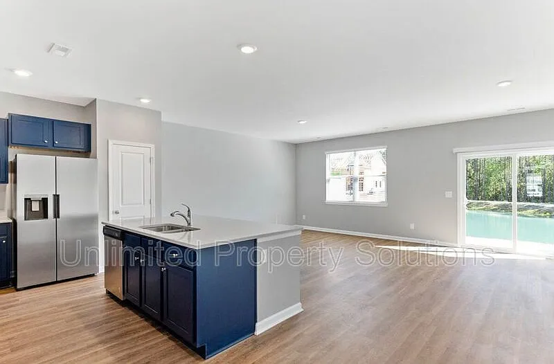 3 bed, 2.5 bath, 1990 sqft, $2,495 — Photo 3