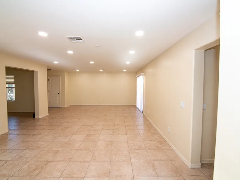 915 W Desert Hills Dr — Photo 13