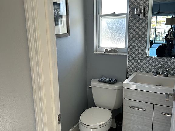 5th image of 12568 Capri Cir N