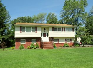 15 Nell Ct, Fairfield, NJ 07004