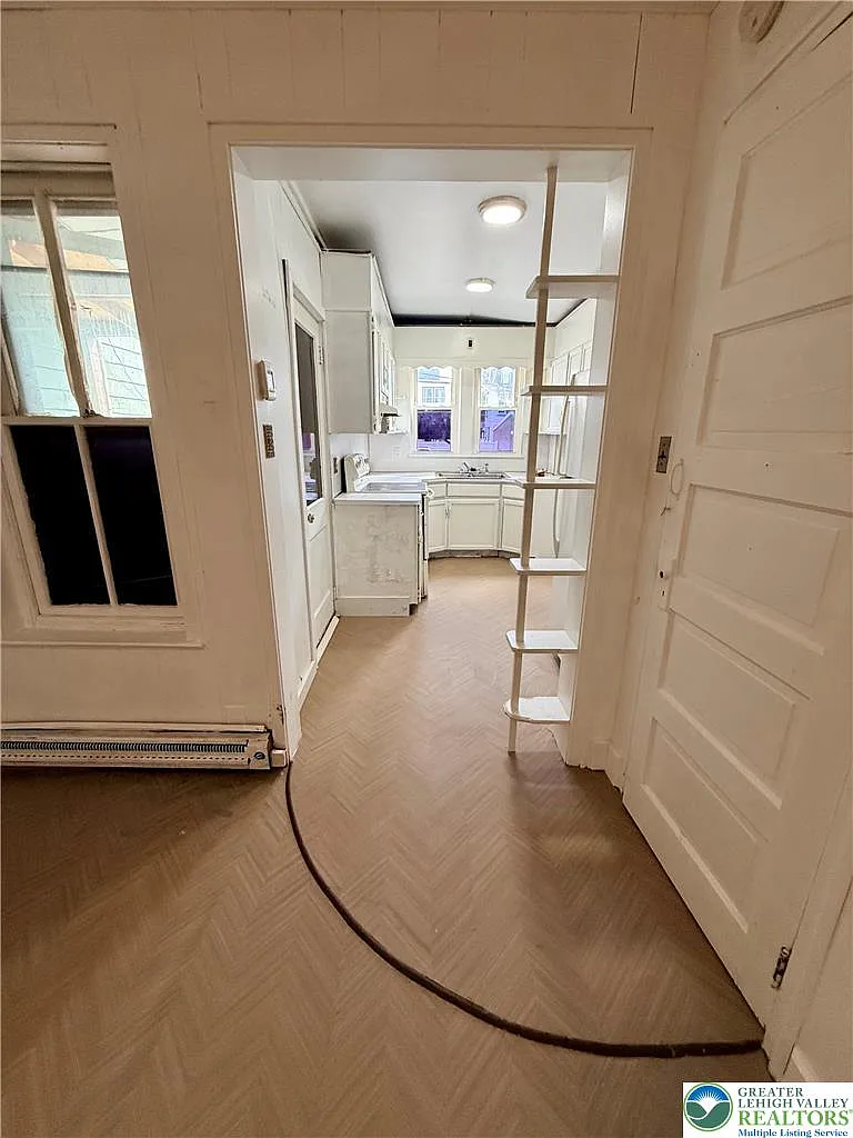 3 bed, 1.0 bath, 570 sqft, $1,550 — Photo 4