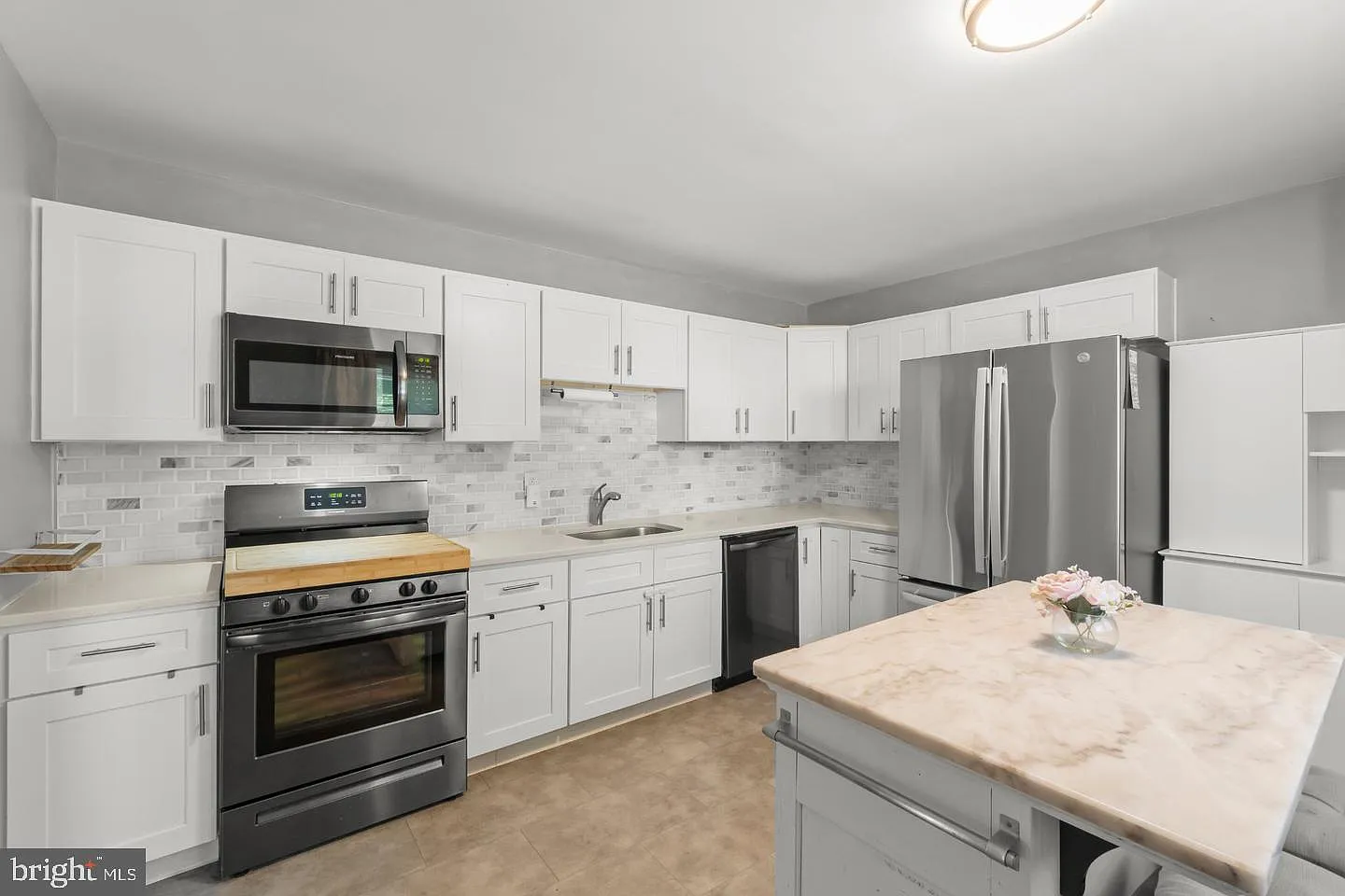 4 bed, 1.0 bath, 1400 sqft, $2,500 — Photo 1