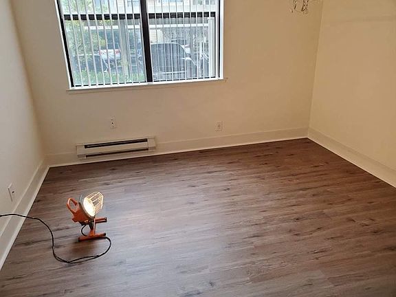 3rd image of 137 Lakeshore Ct
