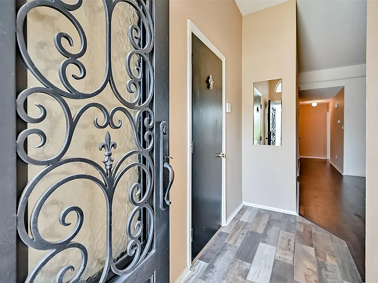 907 Clear Creek Dr — Photo 2