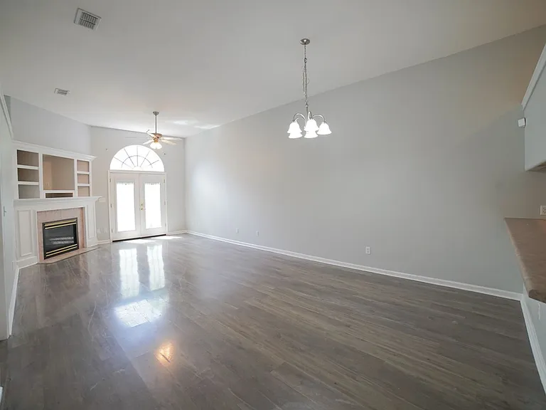 1060 Kingdom Dr — Photo 2
