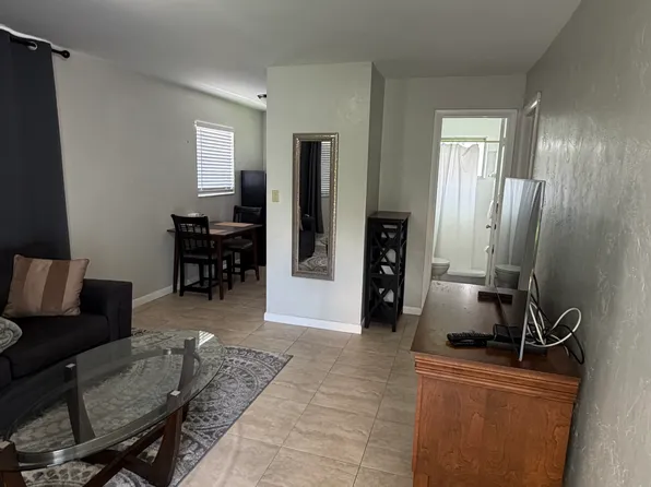 32 SE 2nd Ave #1, Dania, FL 33004