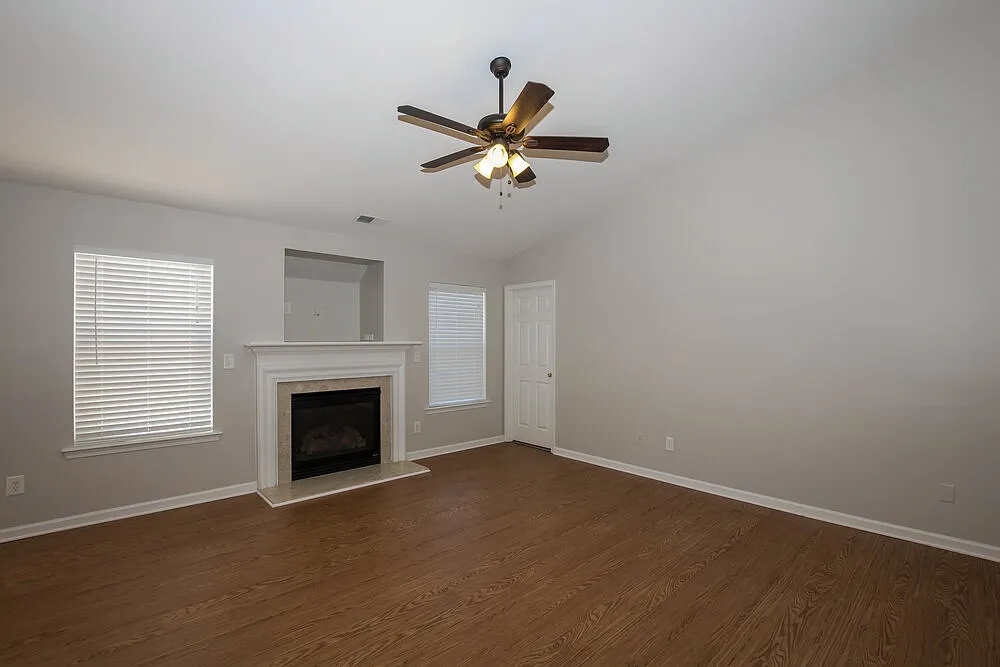 3 bed, 2.0 bath, 1500 sqft, $2,410 — Photo 3