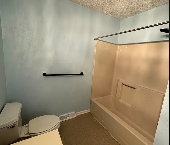 525 Highwood Cir — Photo 4