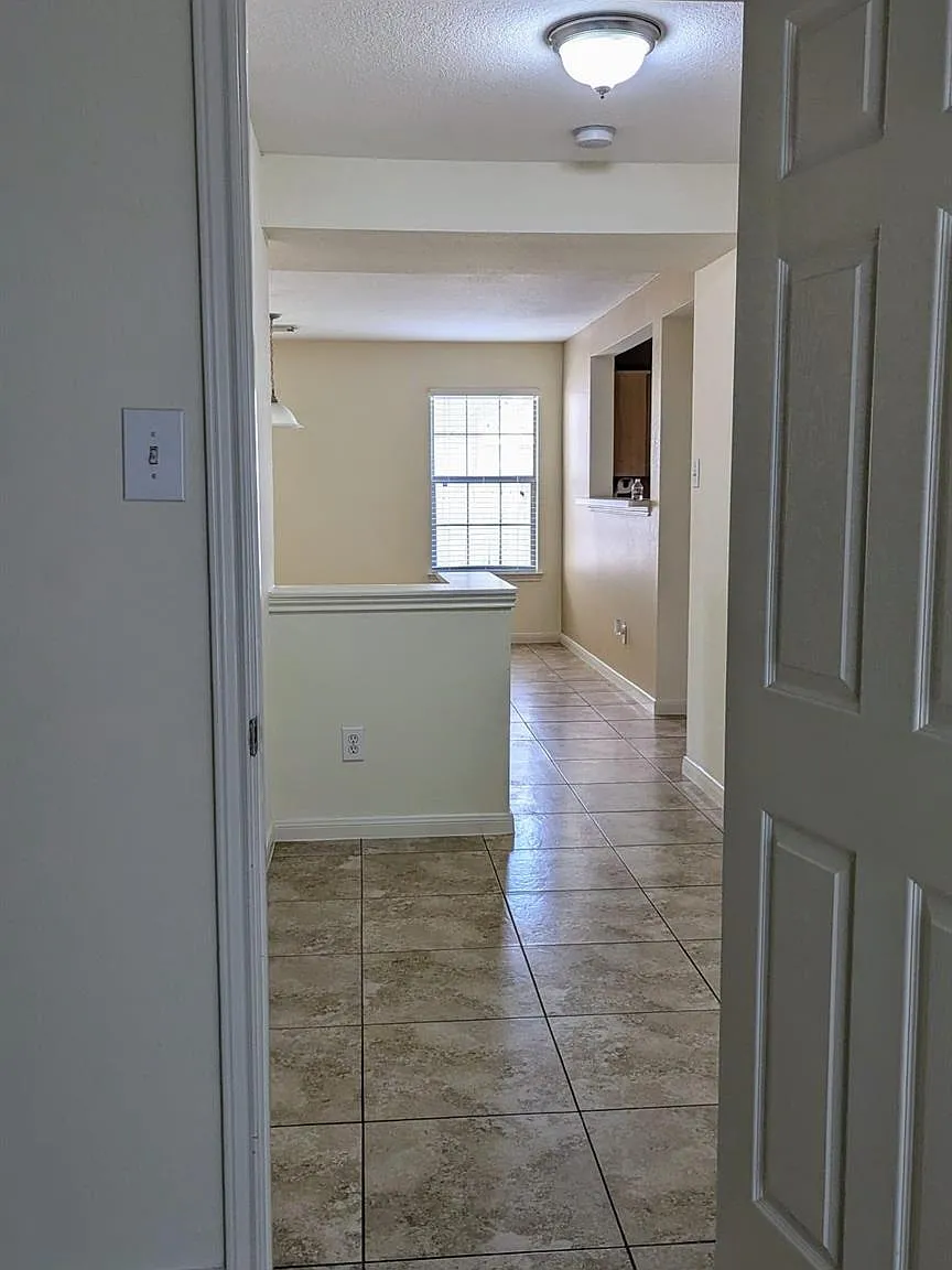 3 bed, 2.0 bath, 1691 sqft, $2,099 — Photo 3