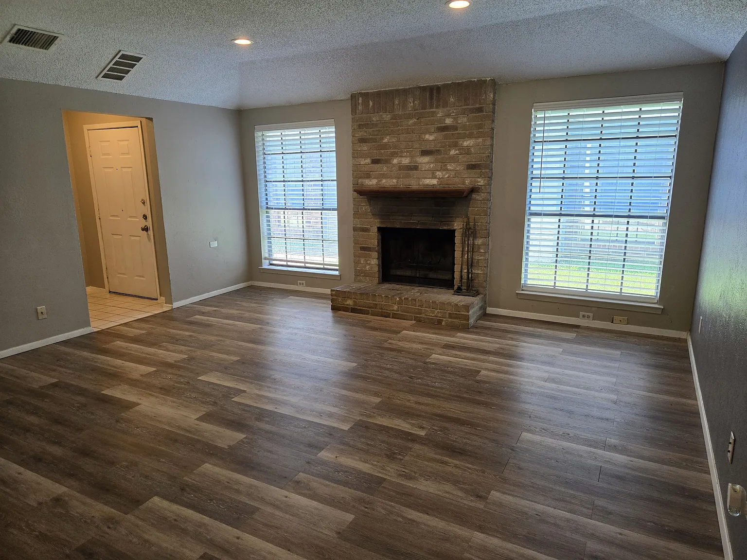 3 bed, 1350 sqft, $1,900 — Photo 2