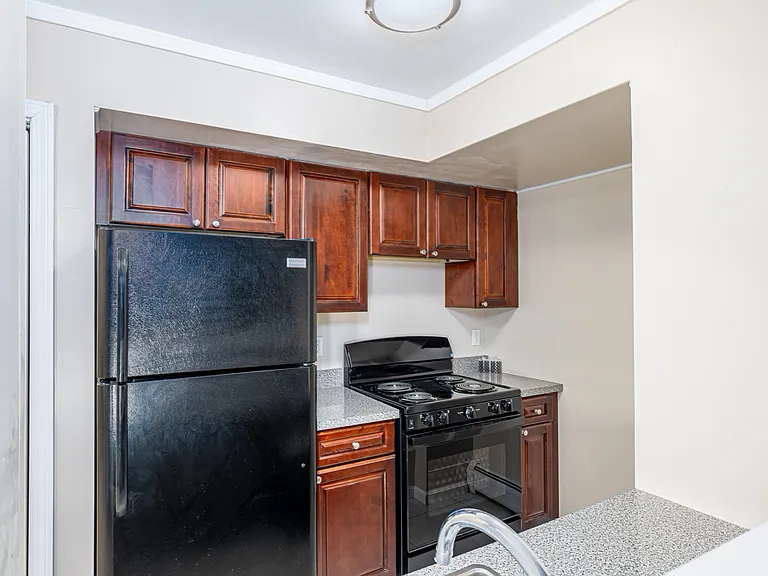 Colonial Townhouse Apartments — Photo 33