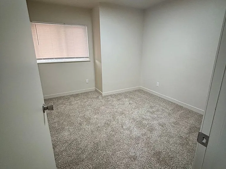 Davis Park Apartments — Photo 32