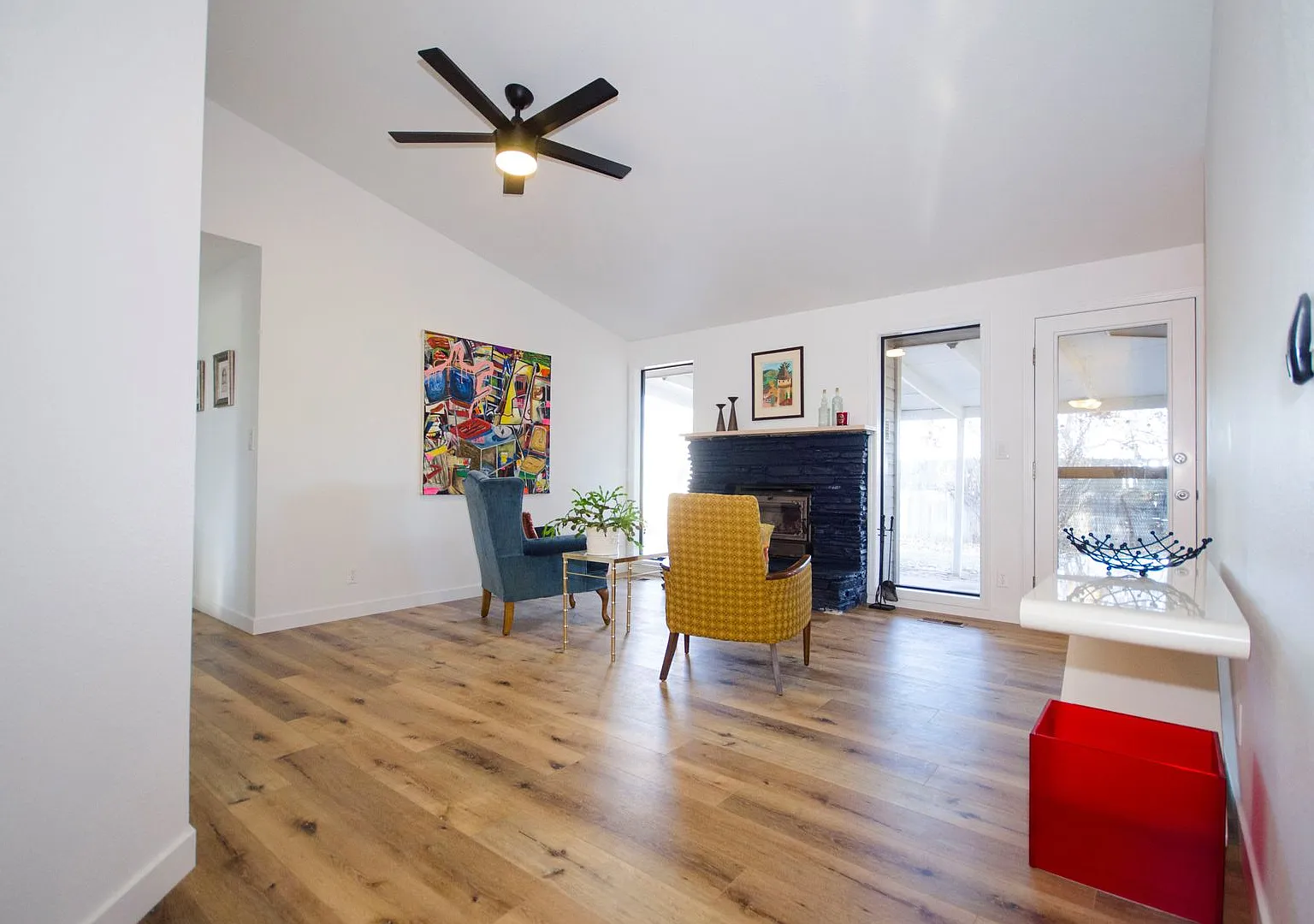 Beautiful Just Renovated 3 bedroom Single Level Home with Wonderful Fenced Backyard- Pet Friendly — Photo 4
