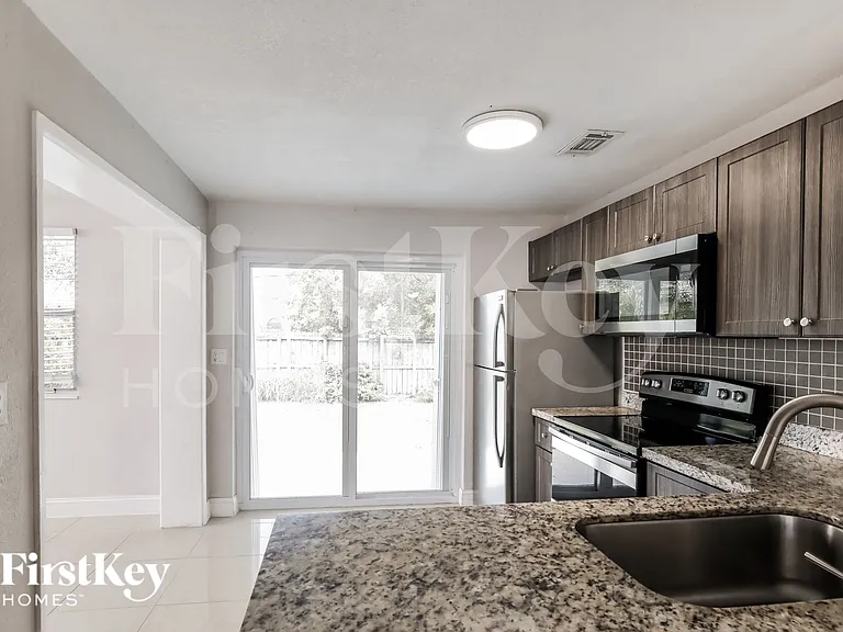 2550 NE 8th Ave — Photo 8